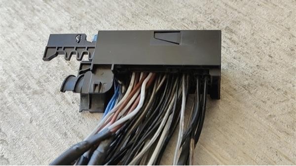 硅膠灌封膠助力客戶解決汽車連接器PA66+GF25材質(zhì)灌封難題